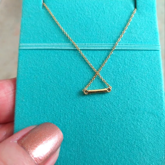 Tiffany & Co Fleur De Lis Keybar Pendant Necklace 18k Yellow Gold 16 inches - Picture 5 of 9